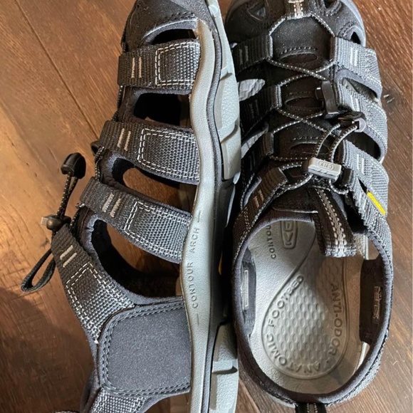 KEEN 7 LIKE NEW. WORN ONCE. KEEN Men\'s Clearwater CNX Sandal,Black/Gargoyle,7 M main image 8
